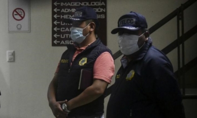 Miembros de la Fuerza Especial de Lucha Contra el Crimen (Felcc) en la clínica privada en donde falleció el dirigente minero Orlando Gutierrez. | APG