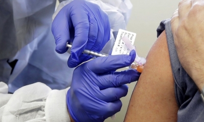 Un paciente recibe una dosis en la primera etapa de la prueba de una potencial vacuna contra el covid-19, en Seattle, EE.UU., el 16 de marzo de 2020.