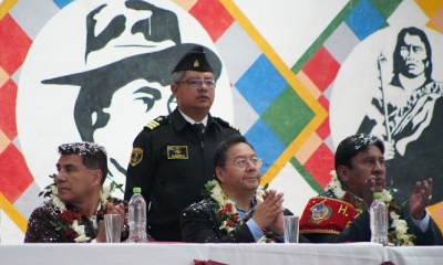 El presidente Luis Arce ( C )