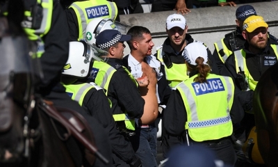 Quince personas, entre ellas dos policías, resultaron heridas este sábado y cinco individuos fueron detenidos