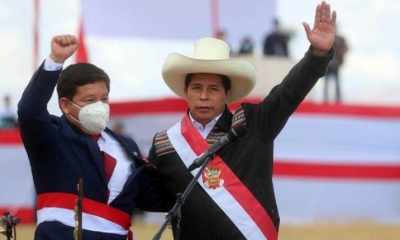 Guido Bellido (izq.) y Pedro Castillo en el acto celebrado ayer en Ayacucho, Perú. | EFE