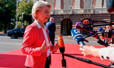 La presidenta de la Comisión Europea, Ursula Von der Leyen, habla con la prensa en Tirana