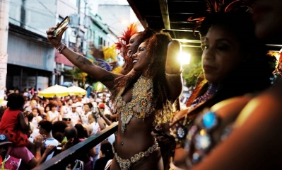 Brasileñas durante una fiesta de barrio conocida como 
