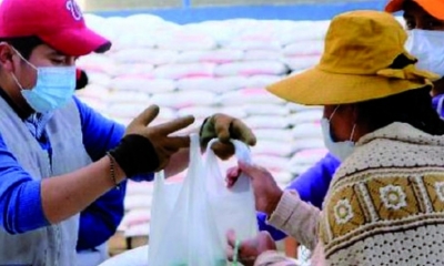 Familias recogen la canasta en una entrega anterior.