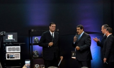 El presidente de Venezuela, Nicolás Maduro (C), habla durante el lanzamiento al mercado la criptomoneda llamada 