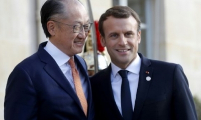 l presidente francés, Emmanuel Macron (dcha), con el presidente del Banco Mundial, Jim Yong Kim, en París el 12 de diciembre de 2017