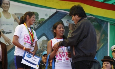 Foto / Archivo: El presidente Evo Morales entrega premios a ganadores de la carrera pedestre 10 K ‘Presidente Evo’ en la ciudad de El Alto.