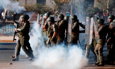 Carabineros intervienen durante una manifestación contra el gobierno del presidente Sebastián Piñera