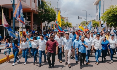 El candidato presidencial Otto Sonnenholzner ( C )