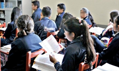 Un grupo de escolares en un aula. 