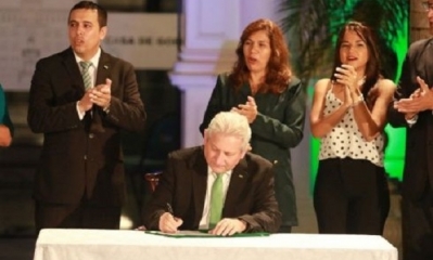 Instante en que el gobernador de Santa Cruz firmaba el Estatuto. 