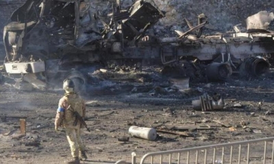 Un militar ucraniano observa de un vehículo carbonizado después de los combates nocturnos en Kiev, Ucrania. | EFE