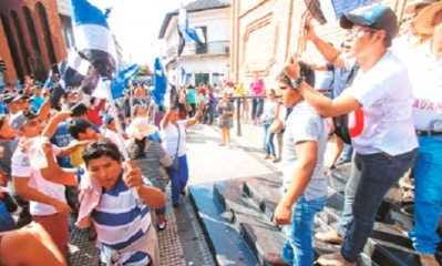 Los manifestantes azules usaban poleras con la leyenda Evo 2020-2025 como distintivo. Foto: EL DEBER