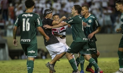 Momento en que un hincha invade la cancha durante el partido sub-20 entre Sao Paulo y Palmeiras. Barueri, Brasil.