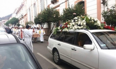 El momento en que el cuerpo del padre Amadeo Castro es trasladado al cementerio.