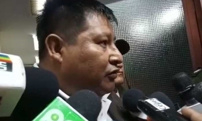 León calificó la decisión como persecución política.