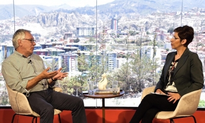 El expresidente Eduardo Rodríguez Veltzé y la directora de La Razón, Caludia Benavente, en el programa Piedra, Papel y Tinta.