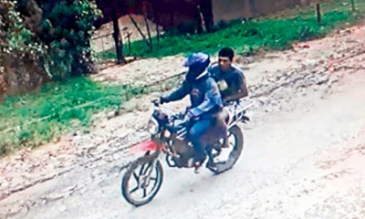 A bordo de una motocicleta, la arrastraron varios metros para despojarla de su cartera