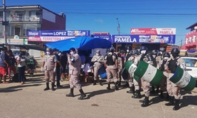 Guardias municipales en un mercado de Santa Cruz. | Foto archivo | Josué Hinojosa