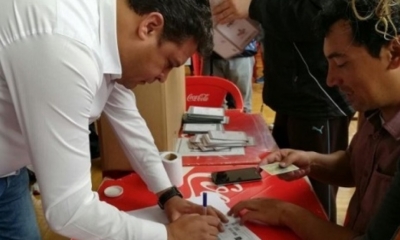 El alcalde de La Paz, Luis Revilla firma como constancia de su votación en la Mesa Electoral.