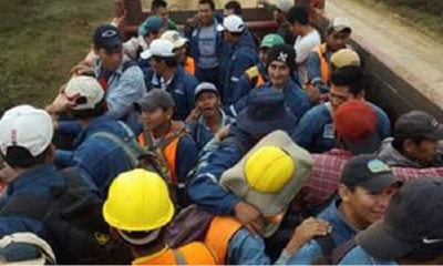 Así en una volqueta son trasladados los obreros de la empresa china