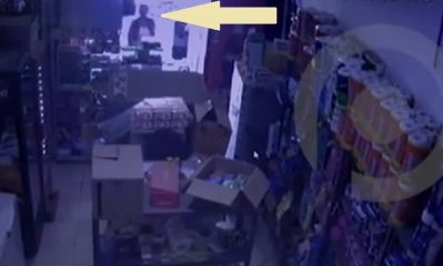 Una cámara de seguridad registró el robo/Foto. Captura de pantalla