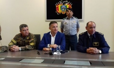 Al centro, el ministro de Defensa, Fernando López.