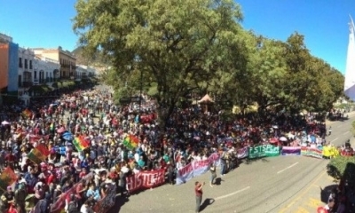 La marcha de esta mañana se concentró en la plaza 25 de Mayo.