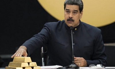 Foto de archivo del presidente de Venezuela, Nicolás Maduro, tocando una barra de oro durante una reunión con ministros del área económica en Caracas.