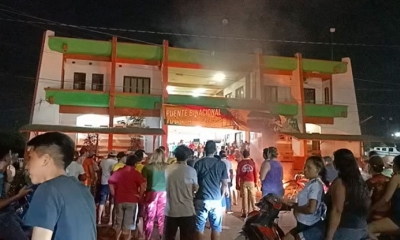 Pobladores se movilizaron en la noche alrededor de la sede cívica, donde estaban autoridades. Foto: El Ajicero.