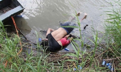 Los cuerpos sin vida de un migrante y su bebé a una orilla del Río Bravo en Matamoros, frontera con EE.UU., en el estado de Tamaulipas (México).