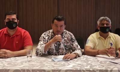 el alcalde cruceño Jhonny Fernández ( c )