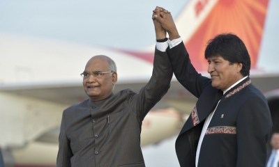  El presidente Evo Morales recibe a su homologo de India, Ram Nath Kovind, en el arribo al aeropuerto de Viru Viru, junto a su comitiva.