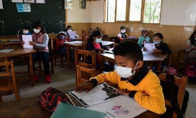 Niños pasando clases en Tarija.