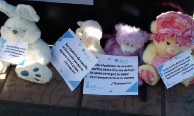 Peluches en el marco de la campaña . Foto: ANF