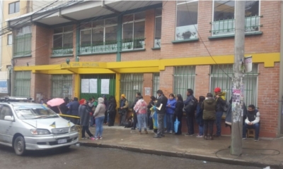 Pese a su prohibición, los padres de familia hicieron fila en algunas unidades educativas durante todo el fin de semana.