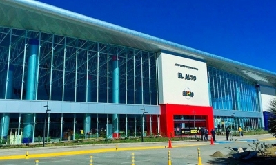 Una vista general del frontis del aeropuerto de El Alto