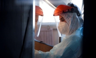 Trabajadores del ICBM de la Facultad de Medicina de la Universidad de Chile trabajan en el procesado de test de Covid-19 . | EFE
