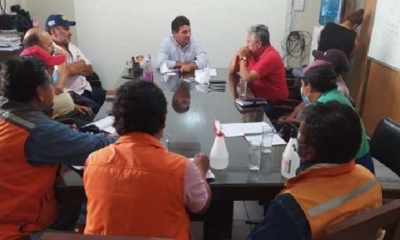 Trabajadores municipales se declaran en alerta por anuncio de recorte de personal.
