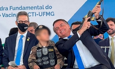 La escena se dio en un acto oficial celebrado en la ciudad de Belo Horizonte frente a algunos cientos de personas. 