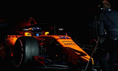 Alonso antes de salir en pista (Mark Thompson / Getty)