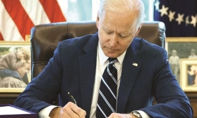 El presidente de EEUU, Joe Biden, firma la ley de estímulos económicos.