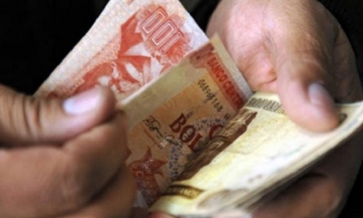Una persona cuenta dinero.