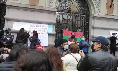 En puertas del Palacio Consistorial, tres concejalas del MAS cumplen su segundo día de huelga 