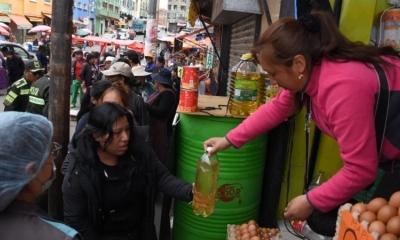 Ciudadanos hacen fila para comprar aceite pero el producto no alcanza para todos.