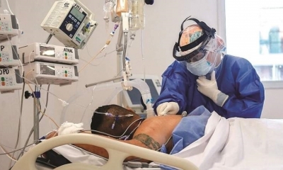 Un médico controla a un paciente con Covid-19 en Argentina. / Foto: EFE