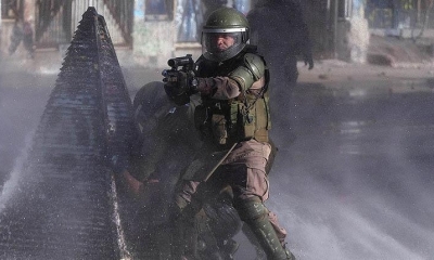 Carabineros chilenos en plena acción en Santiago. | AFP
