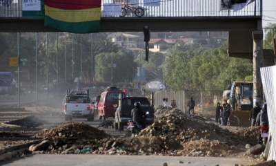 Los promontorios de tierra continúan en la avenida Petrolera de Cochabamba. Foto: Los Tiempos