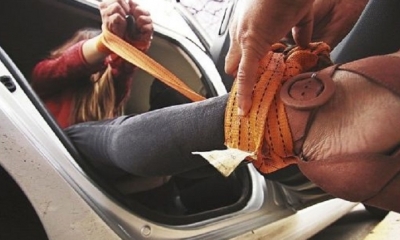 Esta imagen recrea el momento en que la muchacha fue obligada, por sus captores, a subir a un vehículo. foto: EL DEBER