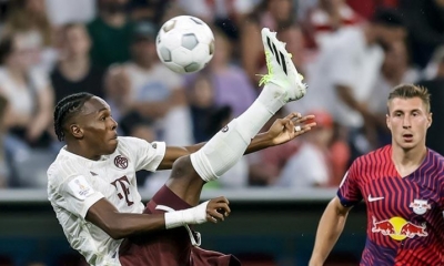 Mathys Tel (izq.), de Bayern Múnich en acción en el partido de Leipzig, por la Supercopa de Alemania. | EFE